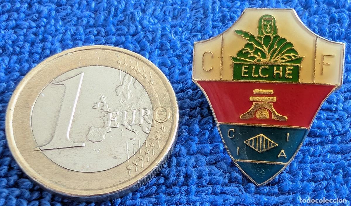 Collezionismo sportivo: Antiguo pin del Elche en esmalte lacado