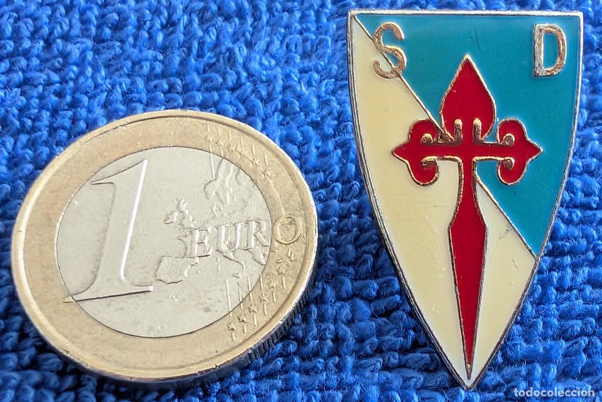 Coleccionismo deportivo: Antiguo pin del Compostela en esmalte lacado - Foto 1