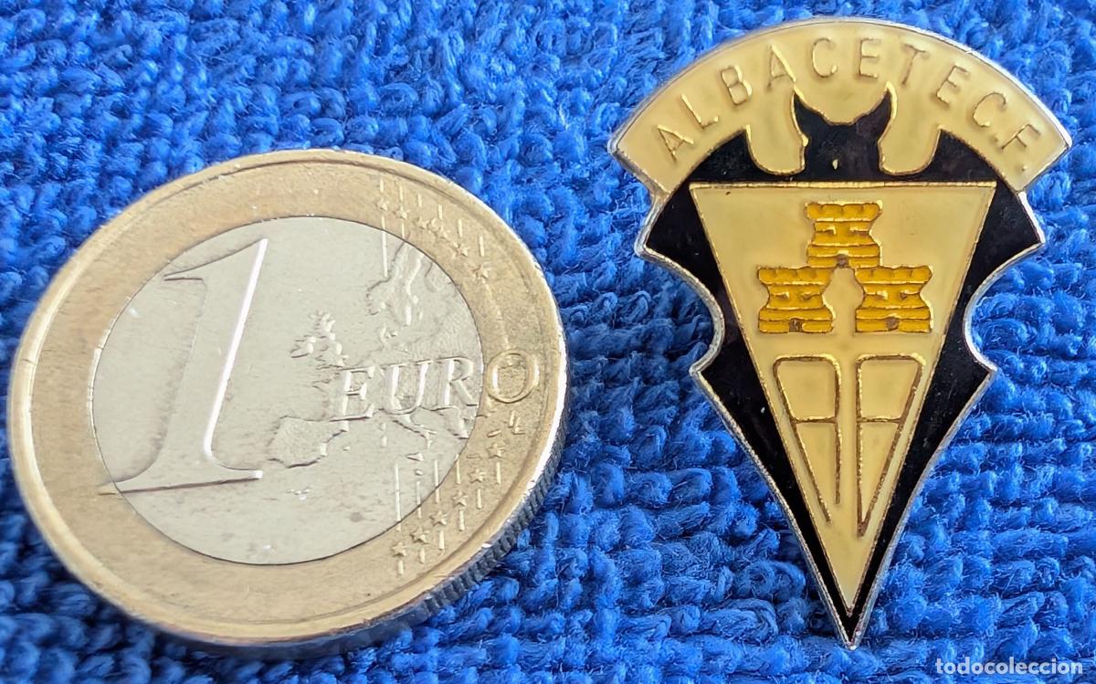 Colecionismo desportivo: Antiguo pin del Albacete en esmalte lacado