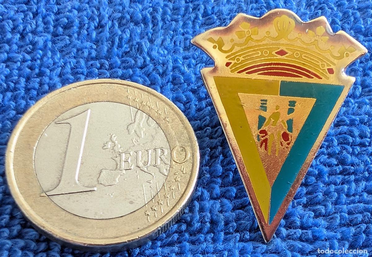 Colecionismo desportivo: Antiguo pin del Cadiz en esmalte lacado