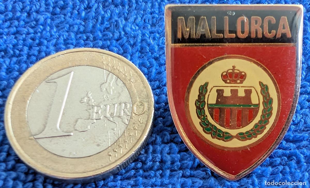 Colecionismo desportivo: Antiguo pin del Mallorca en esmalte lacado