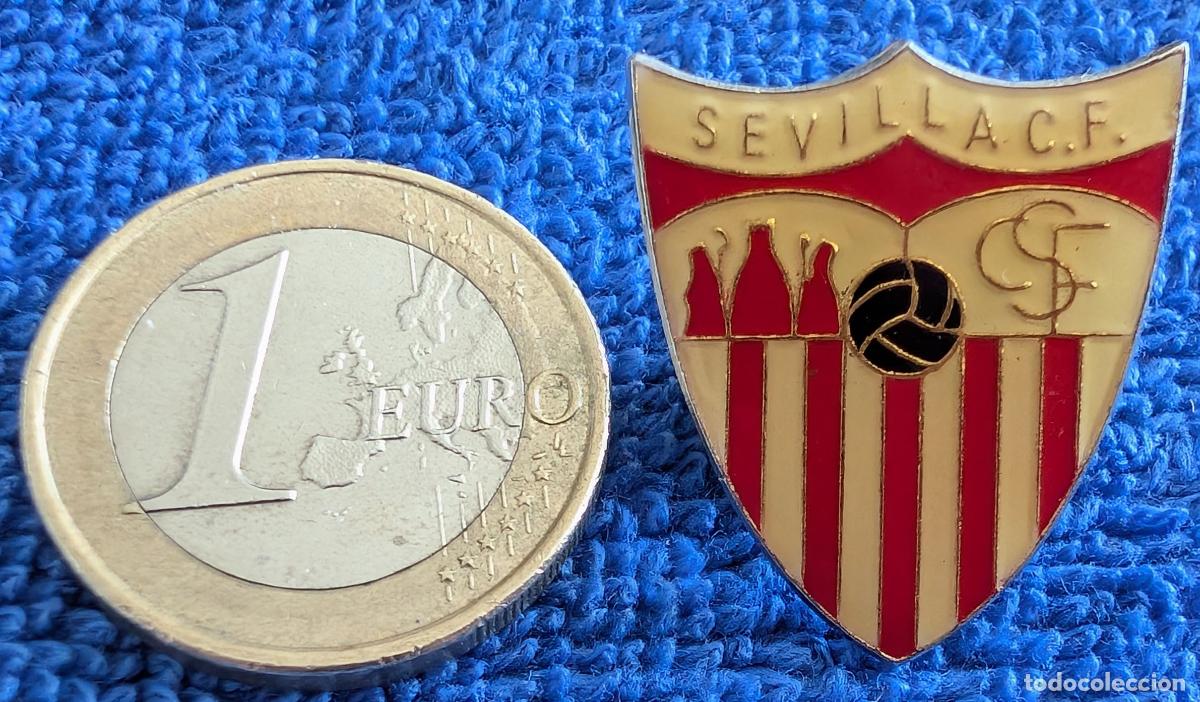 Colecionismo desportivo: Antiguo pin del Sevilla en esmalte lacado