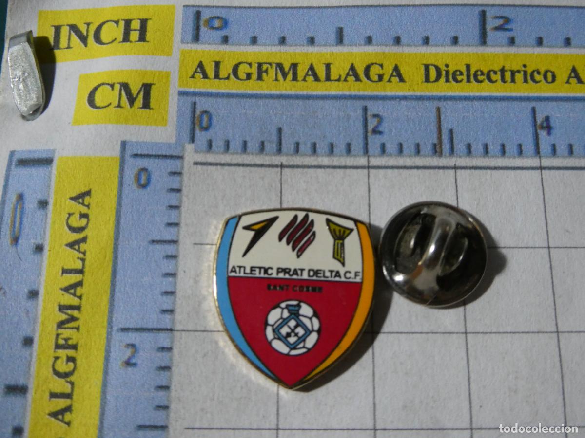 Sammelleidenschaft Sport: PIN DE DEPORTES. F&Uacute;TBOL. ATLETIC PRAT DELTA CF SANT COSME BARCELONA. ESCUDO DEL EQUIPO