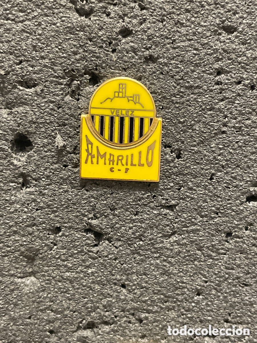 Sammelleidenschaft Sport: Pin 862 AMARILLO C.F. - V&eacute;lez M&aacute;laga (M&aacute;laga)