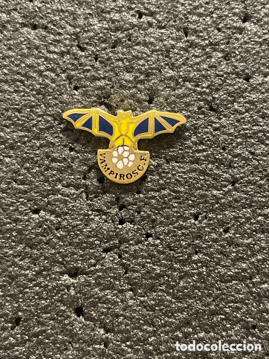 Collezionismo sportivo: Pin 871 VAMPIROS C.F. - Ubrique (C&aacute;diz)