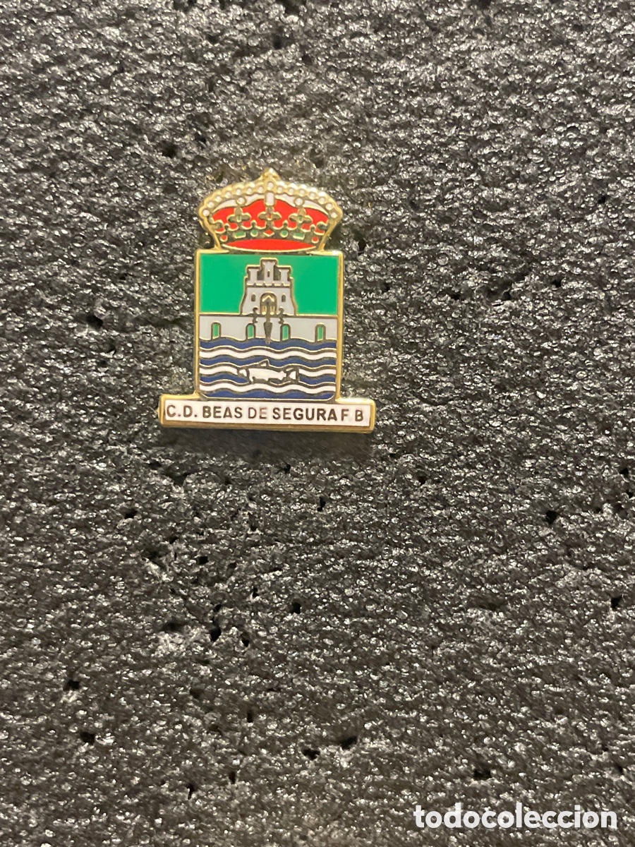 Collectionnisme sportif: Pin 1105 C.D. BEAS DE SEGURA F.B. - Beas de Segura (Ja&eacute;n)