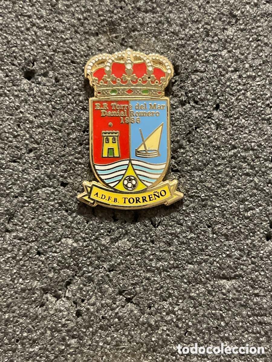 Collezionismo sportivo: Pin 1127 A.D.F.B. TORRE&Ntilde;O - Torre del Mar (M&aacute;laga)