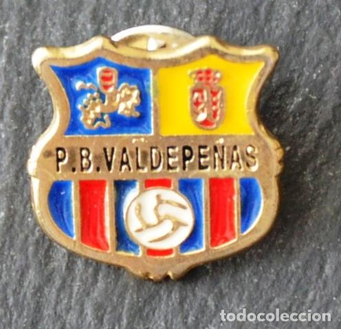 Collezionismo sportivo: PIN F&Uacute;TBOL - PE&Ntilde;A BARCELONISTA VALDEPE&Ntilde;AS (CIUDAD REAL)