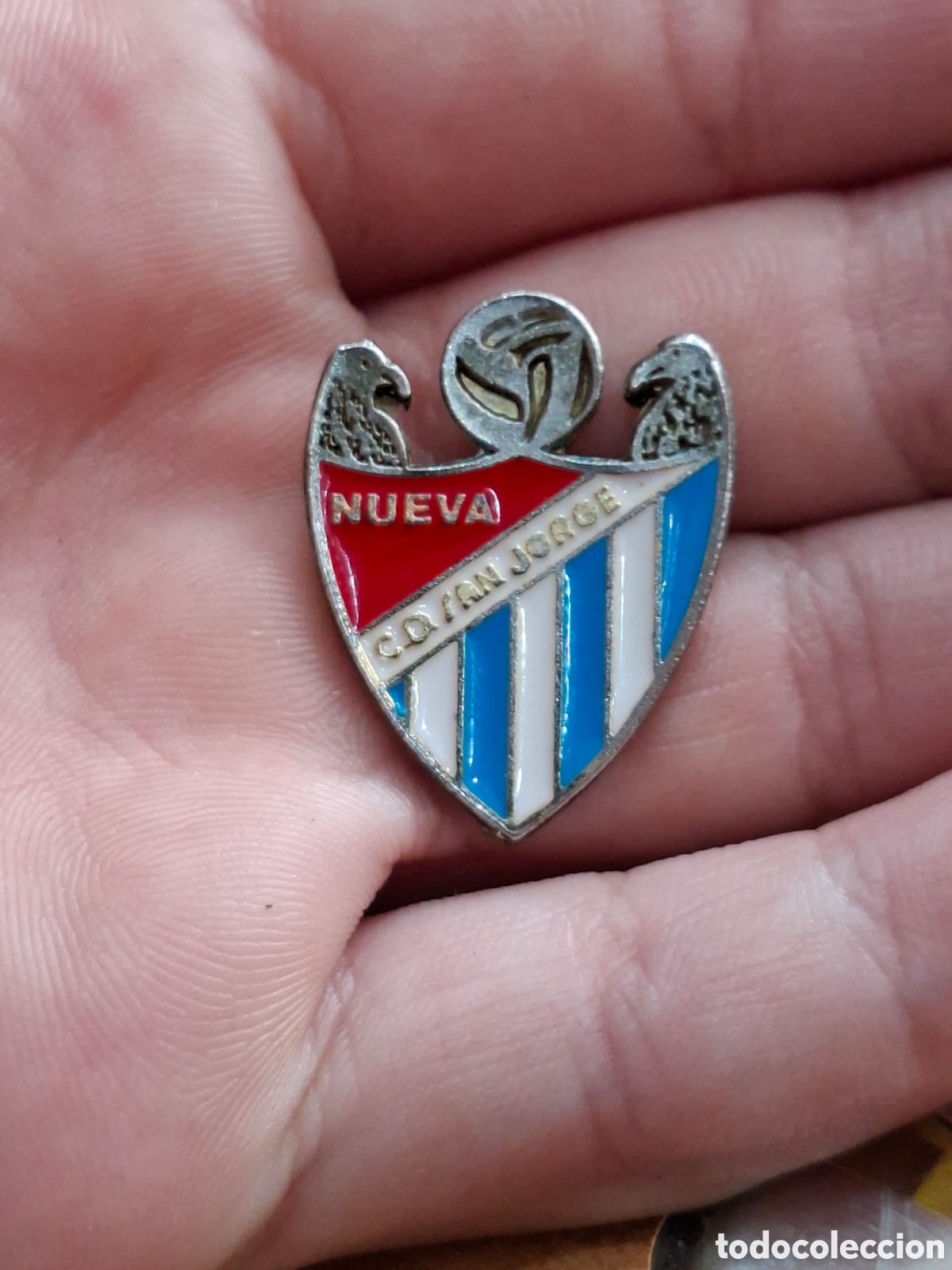 Collectionnisme sportif: Pin f&uacute;tbol Nueva San Jorge