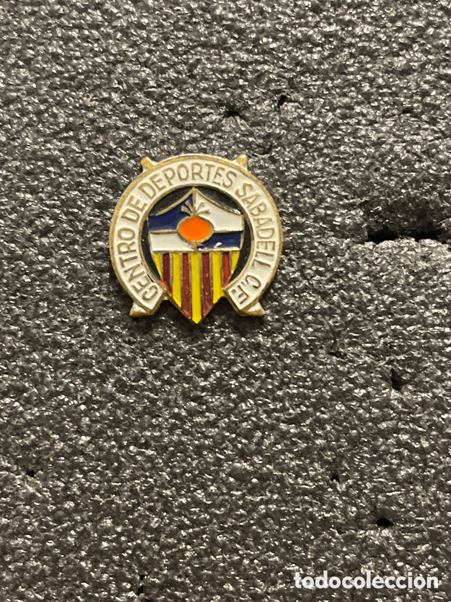 Collectionnisme sportif: Pin 18 C.D. SABADELL C.F. - Sabadell (Barcelona)