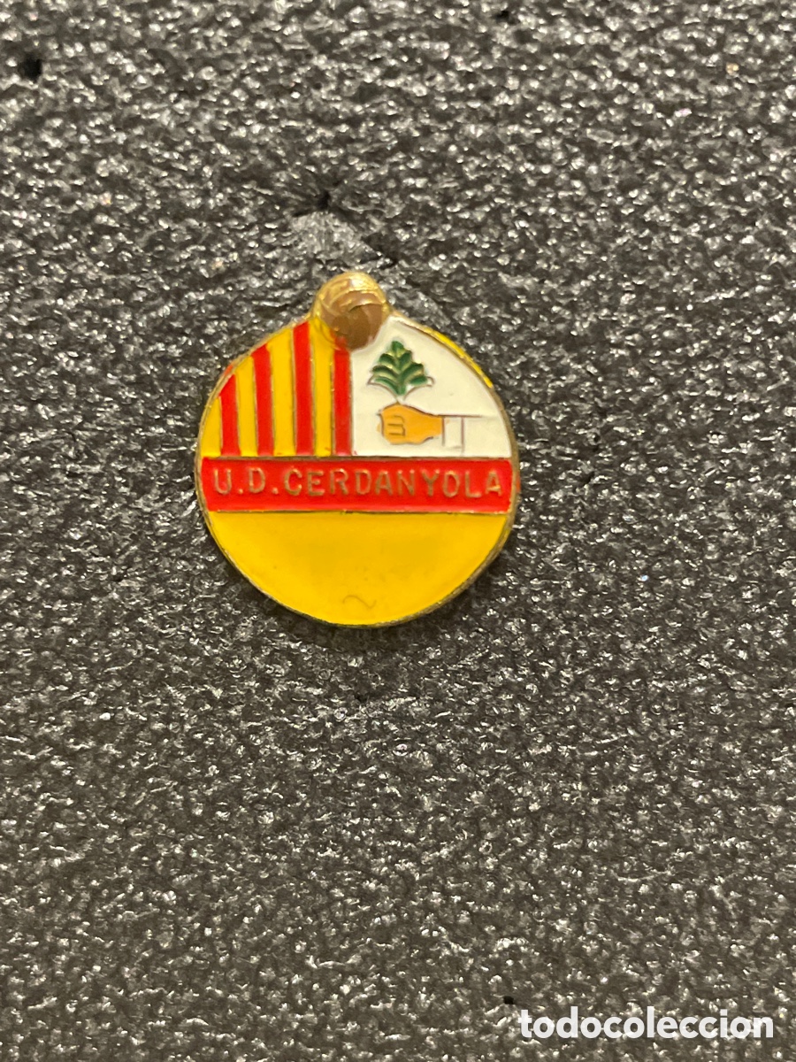Collectionnisme sportif: Pin 20 U.D. CERDANYOLA - Matar&oacute; (Barcelona)