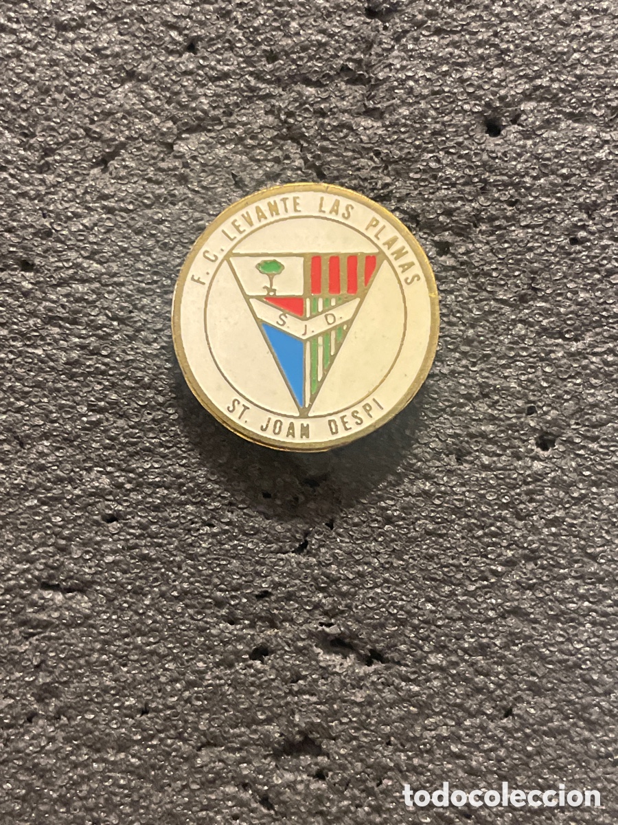 Collezionismo sportivo: Pin 33 F.C. LEVANTE LAS PLANAS - Sant Joan Despi (Barcelona)