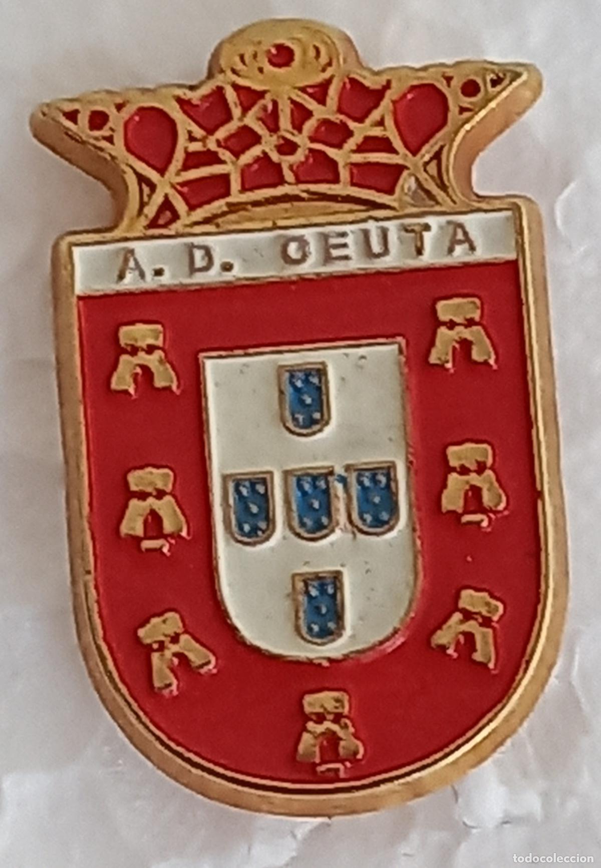 Collezionismo sportivo: A.D. CEUTA. Pin de equipo o club de F&uacute;tbol. Escudo.