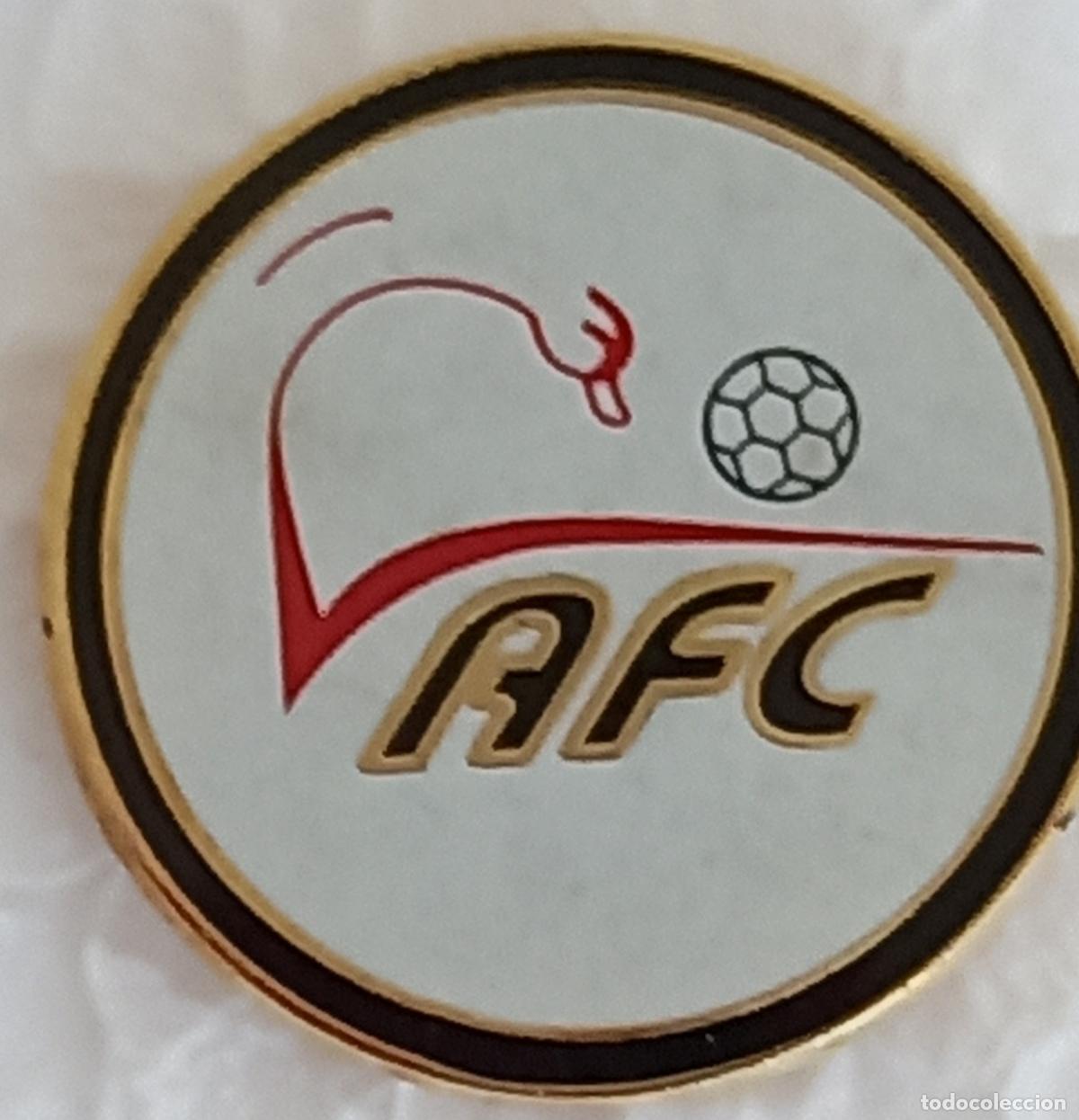 Collezionismo sportivo: Valenciennes (France Ligue 2) Football. Pin de equipo o club de F&uacute;tbol. Escudo.