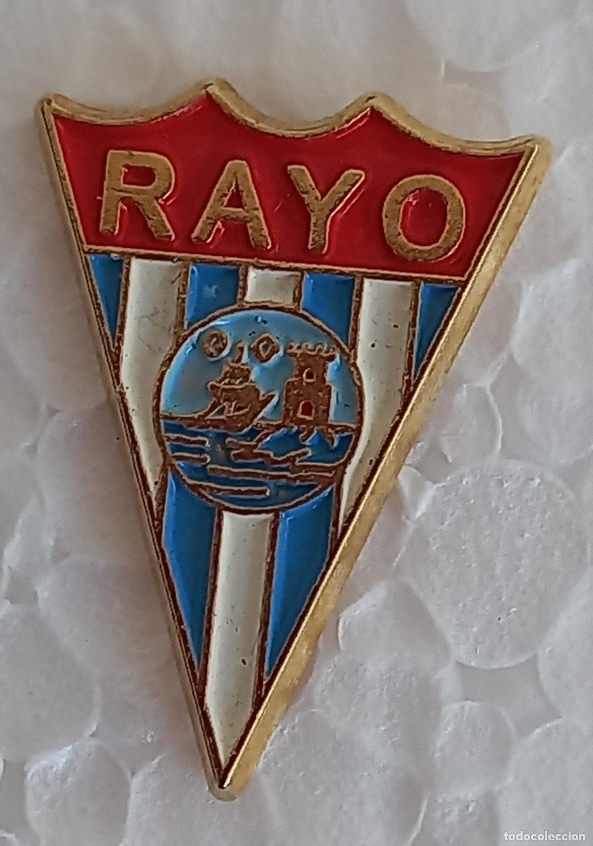 Collezionismo sportivo: Rayo Cantabria - Santander. Pin de equipo o club de F&uacute;tbol. Escudo.