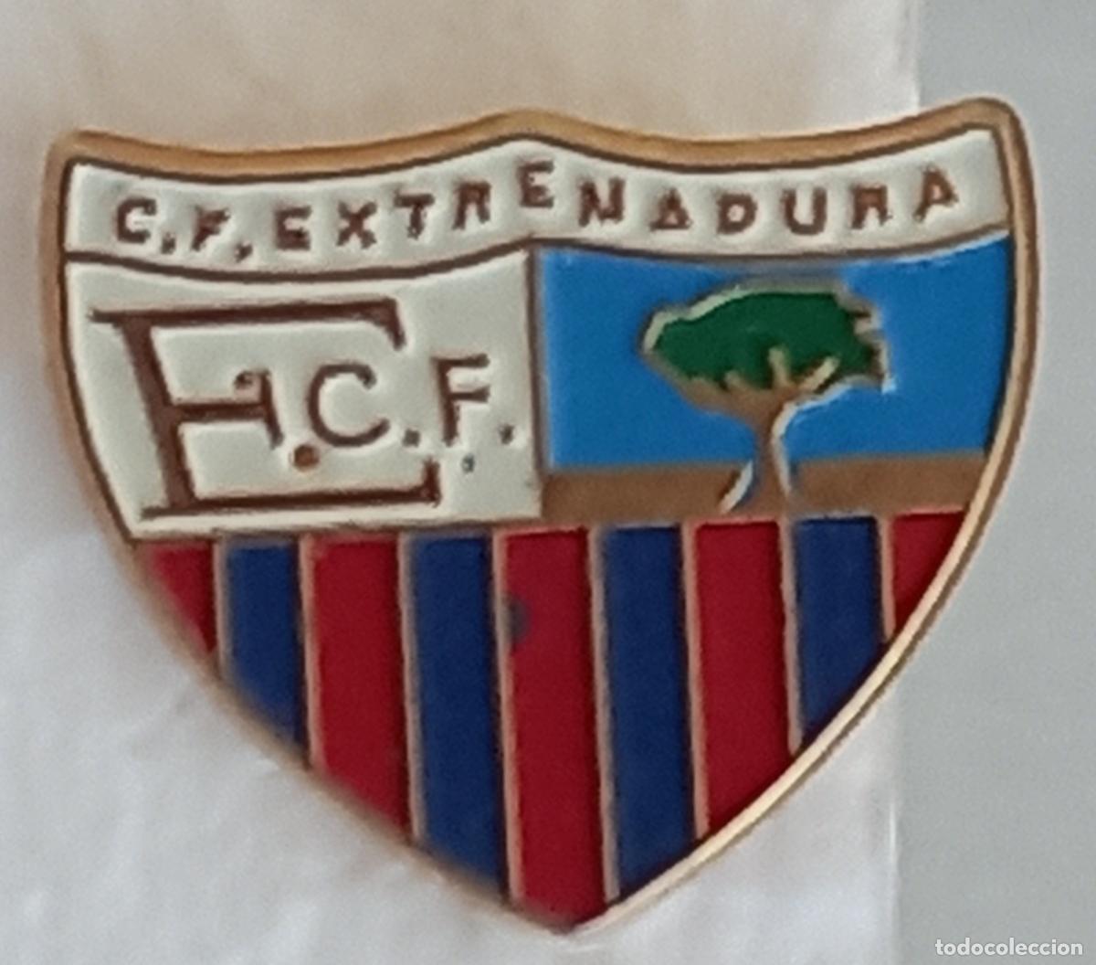 Sammelleidenschaft Sport: C.F. Extremadura de Almendralejo, Badajoz. Pin, insignia o emblema de equipo club de F&uacute;tbol Escudo