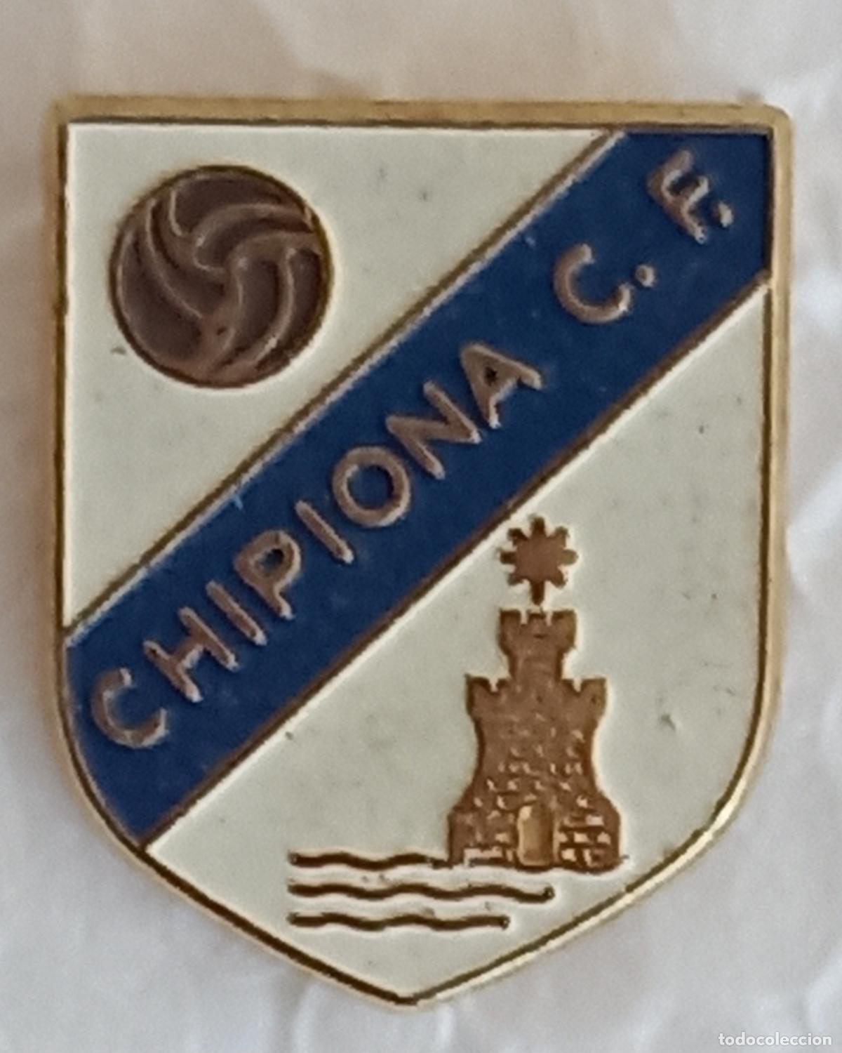 Collezionismo sportivo: CHIPIONA C.F. (FOOTBALL) CADIZ. Pin, insignia o emblema de equipo club de F&uacute;tbol Escudo