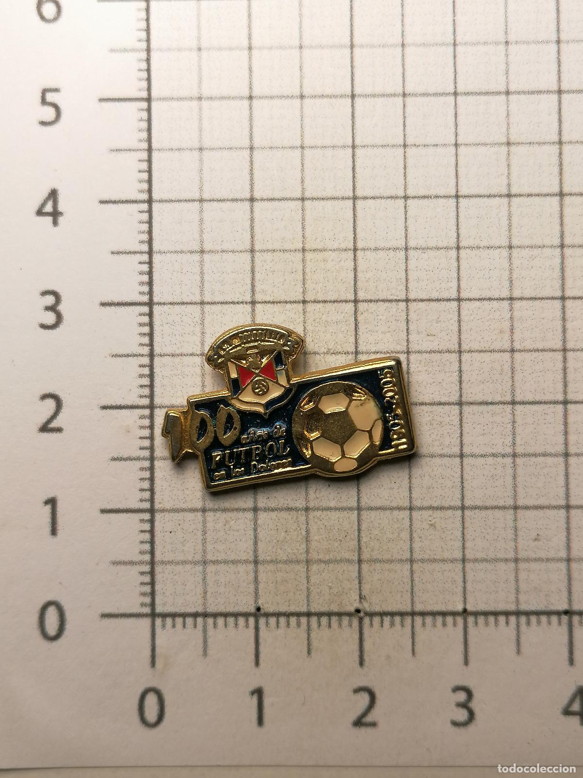 Collezionismo sportivo: PIN 100 A&Ntilde;OS FUTBOL LOS DOLORES 2005