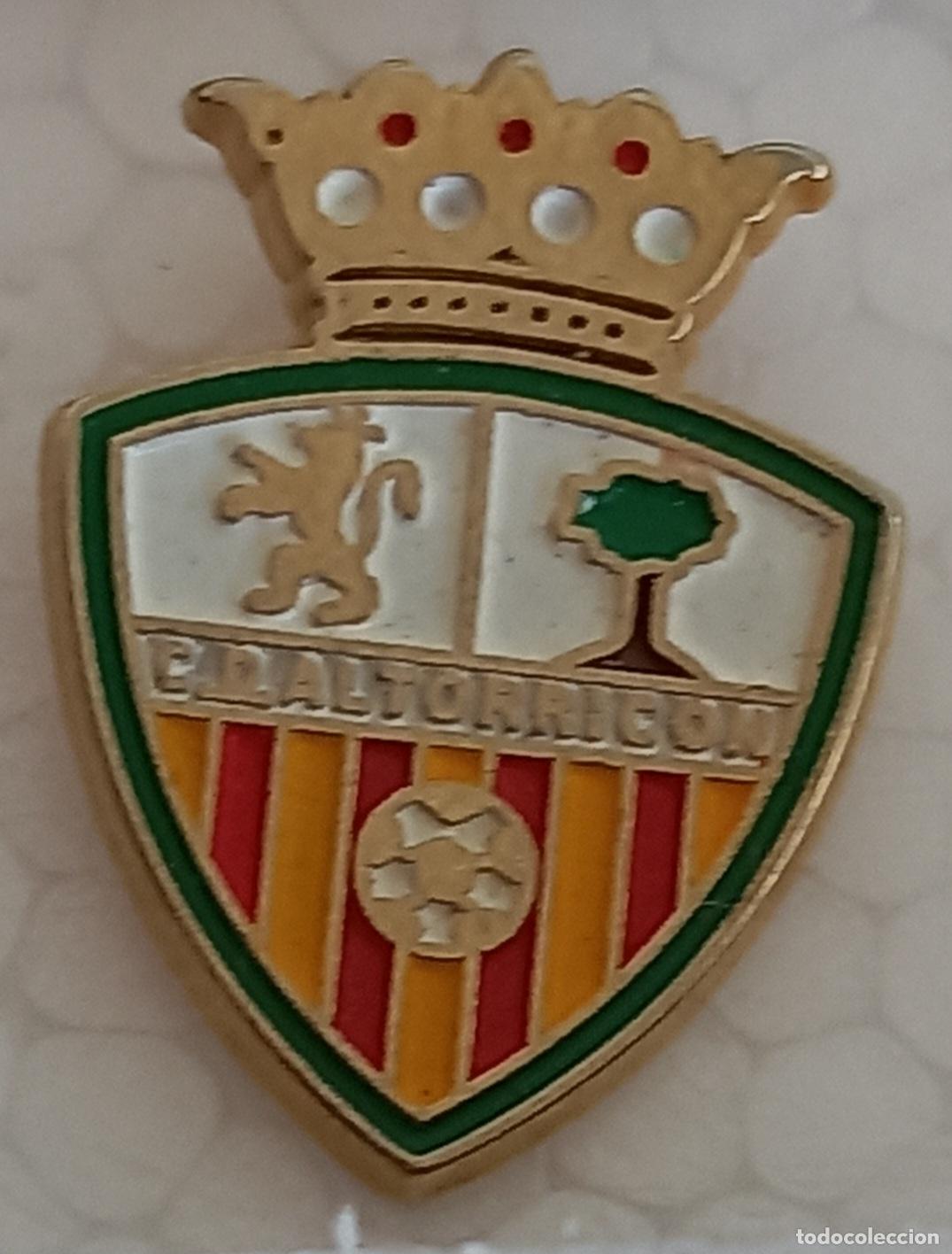 Sammelleidenschaft Sport: CLUB DEPORTIVO ALTORRICON - HUESCA.. Pin insignia o emblema de equipo club de F&uacute;tbol Escudo