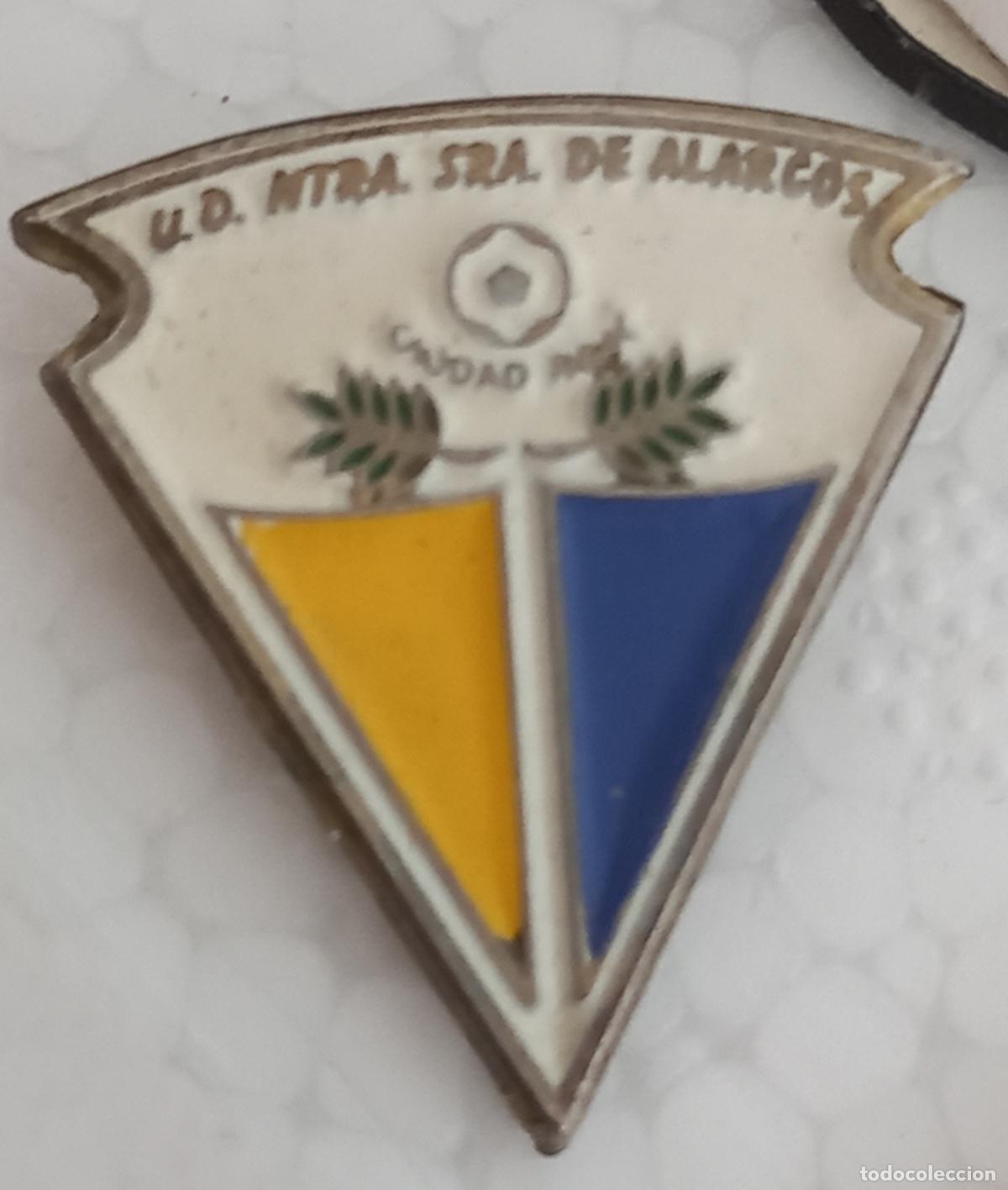 Sammelleidenschaft Sport: NUESTRA SE&Ntilde;ORA DE ALARCOS - CIUDAD REAL. U.D. Pin insignia o emblema de equipo club de F&uacute;tbol Escudo