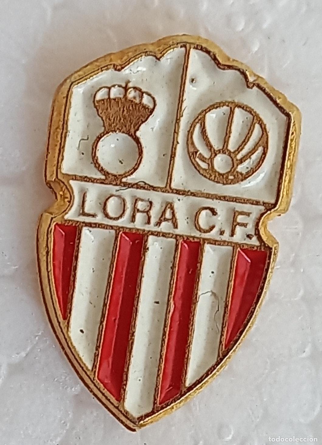 Sammelleidenschaft Sport: Sevilla - Lora del Rio - Lora FC. Pin insignia o emblema de equipo club de F&uacute;tbol Escudo