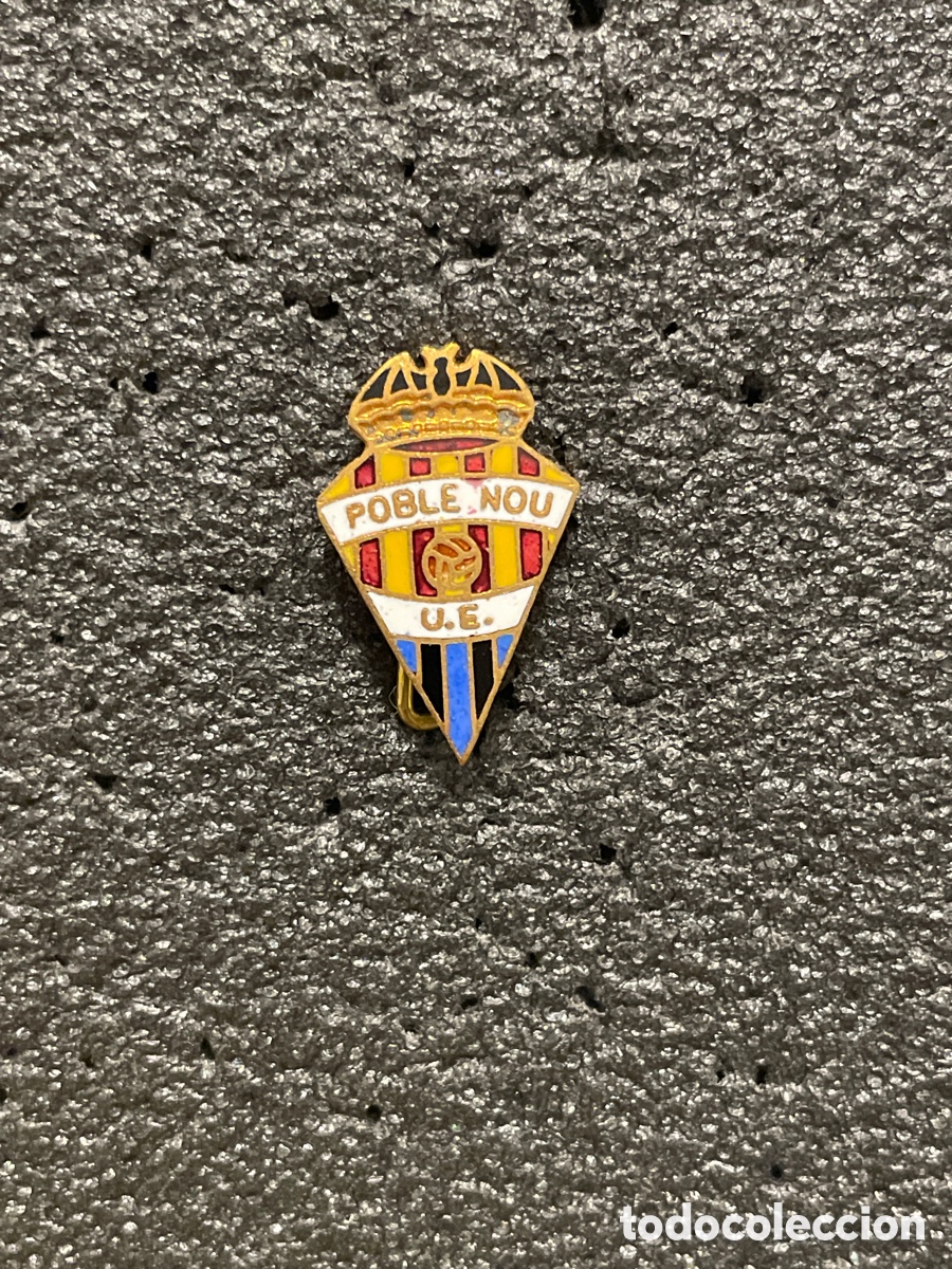Coleccionismo deportivo: Pin 360 U.E. POBLE NOU - Barcelona - Foto 1