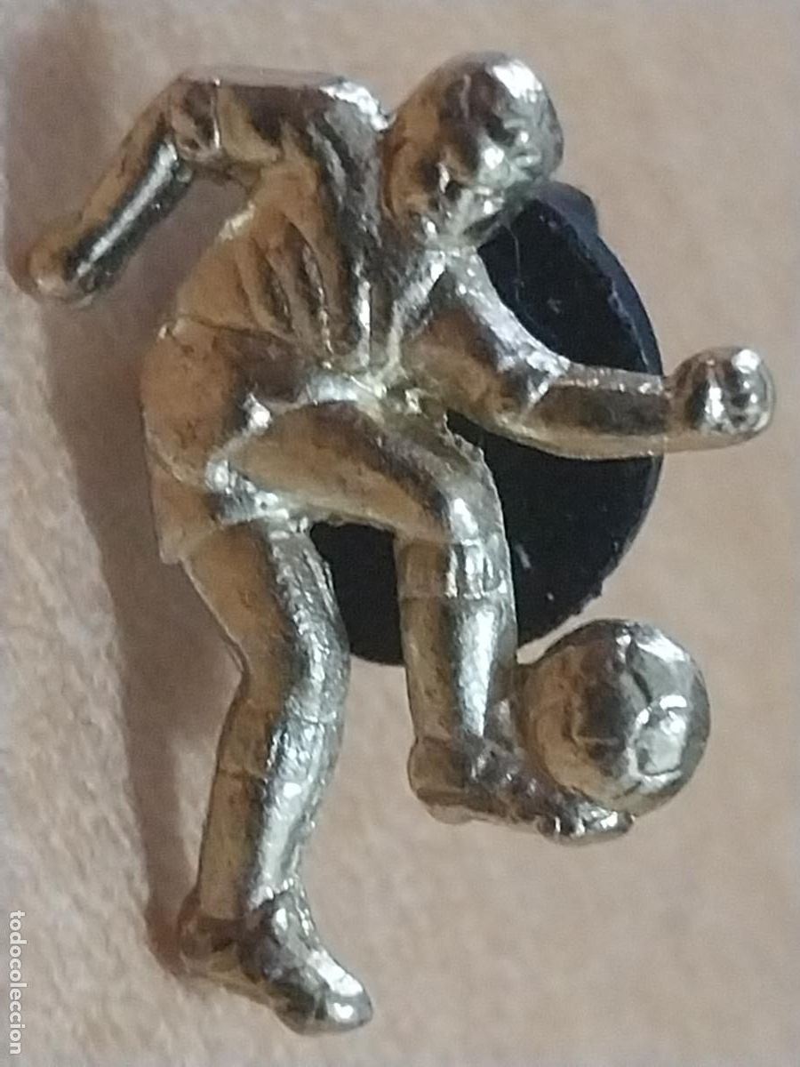 Sammelleidenschaft Sport: FUTBOLISTA FUTBOL METAL DORADO PIN PINCHO 2.2CMS ALTO