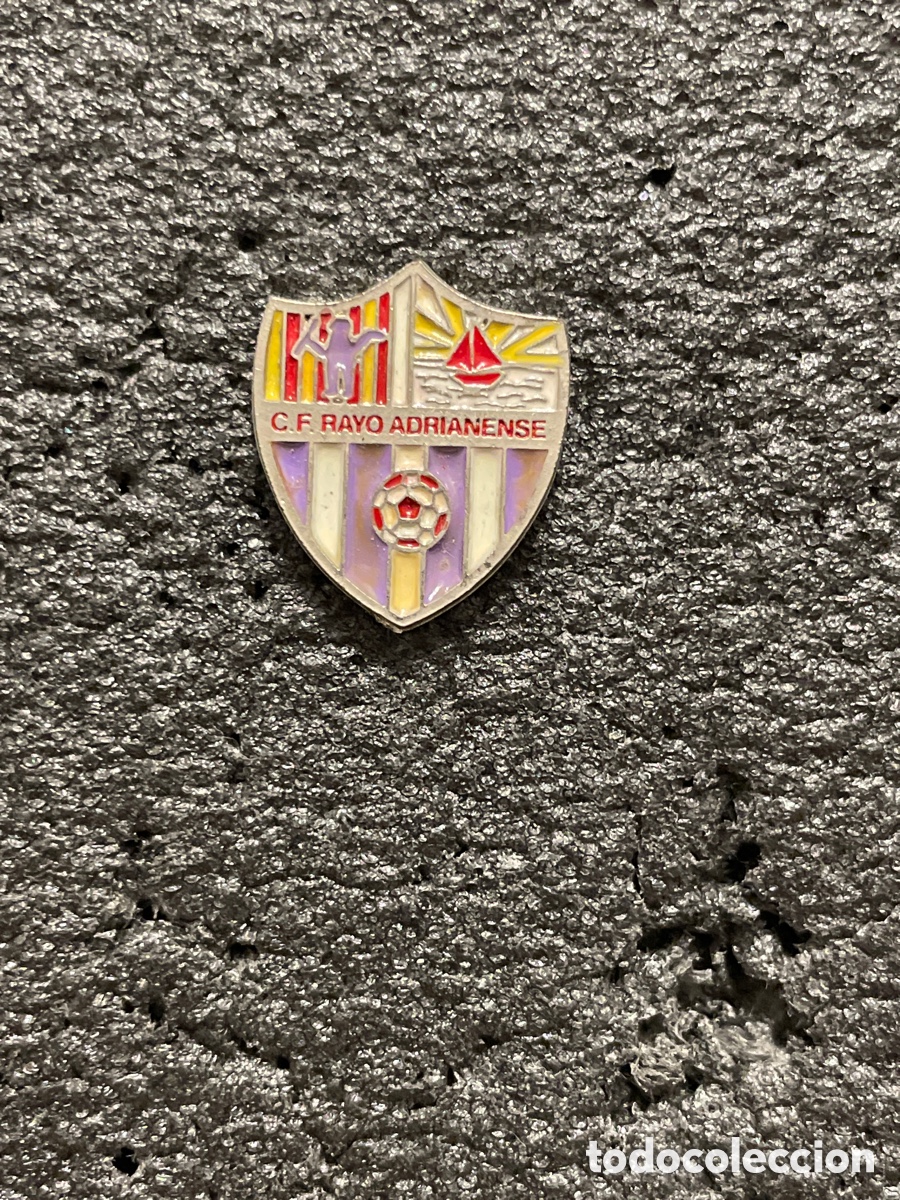 Collezionismo sportivo: Pin 497 C.F. RAYO ADRIANENSE - Sant Adria de Besos (Barcelona)