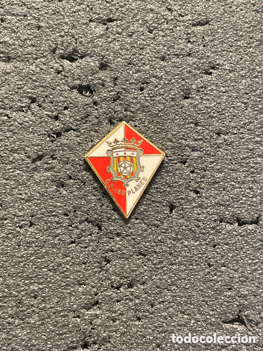 Collezionismo sportivo: Pin 829 C.F. LES PLANES - Les Planes d&rsquo; Hostoles (Girona)
