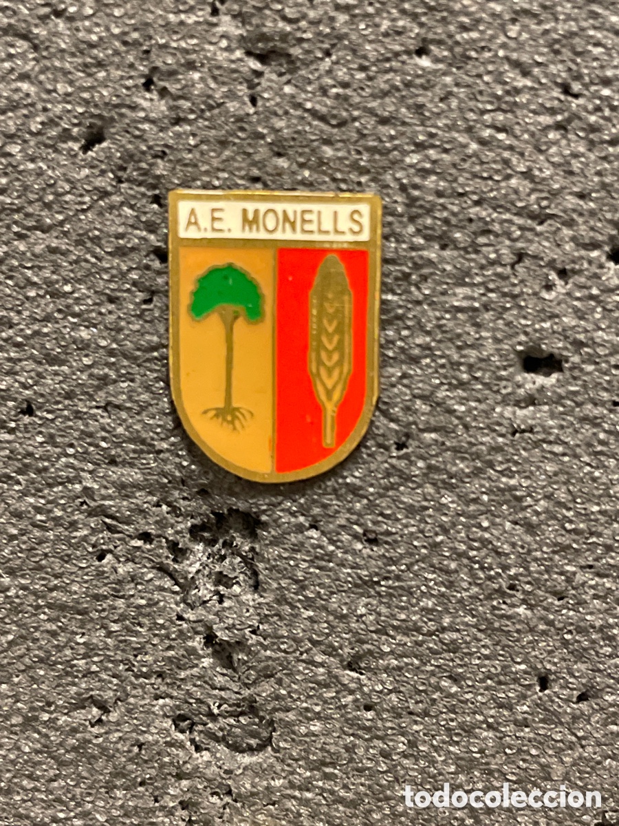 Coleccionismo deportivo: Pin 864 A.E. MONELLS - Monells (Girona) - Foto 1
