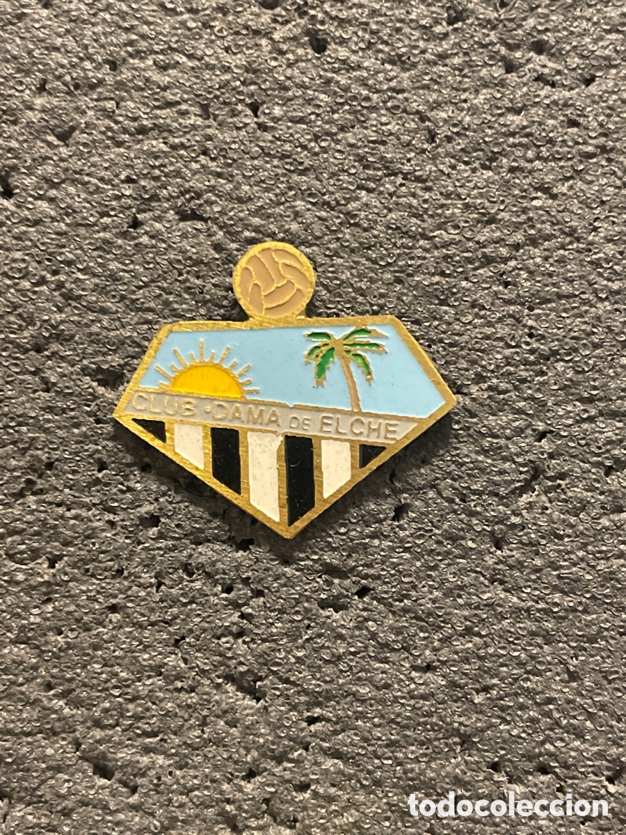 Colecionismo desportivo: Pin 977 CLUB DAMA DE ELCHE - Badalona (Barcelona)