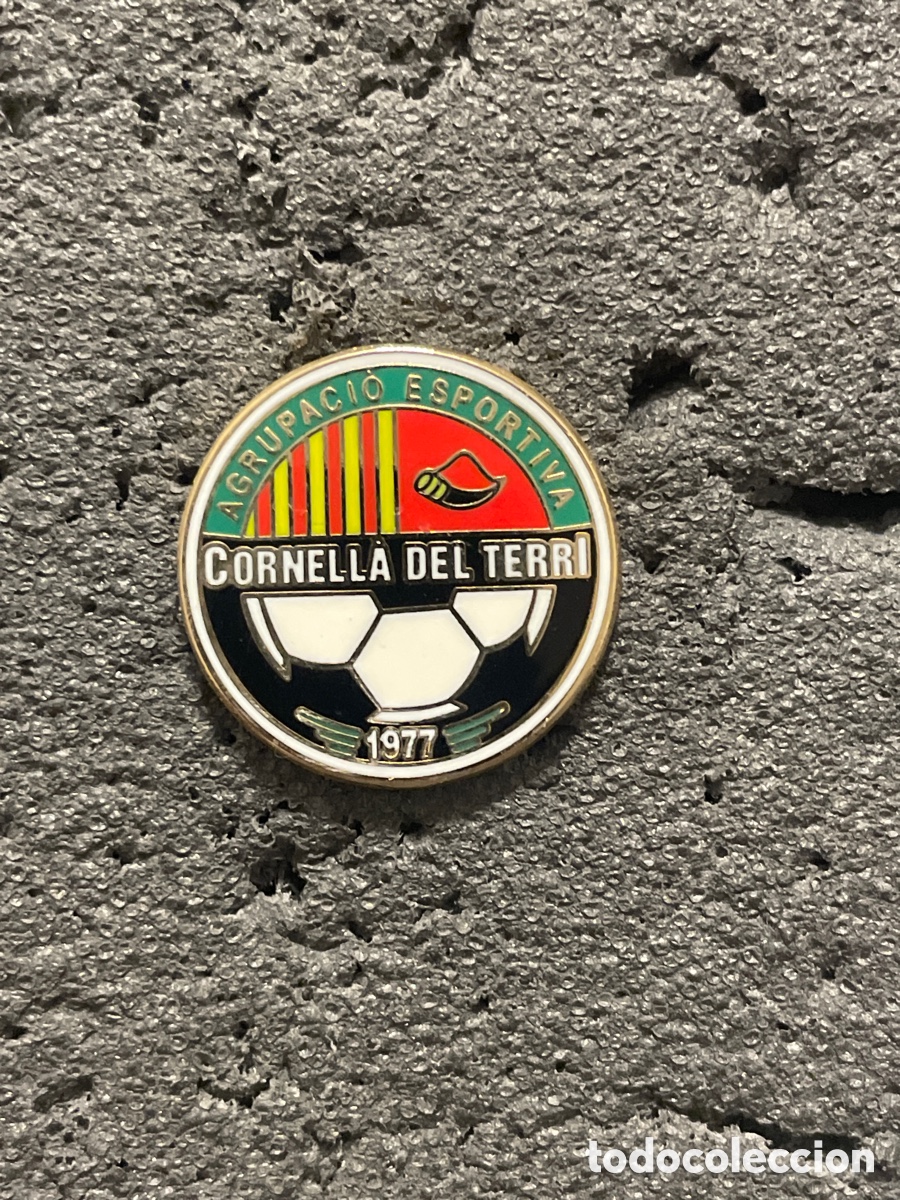 Coleccionismo deportivo: Pin 985 A.E. CORNELLA - Cornella del Terri (Girona) - Foto 1
