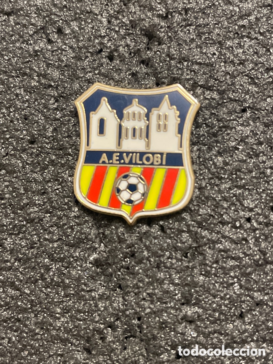 Coleccionismo deportivo: Pin 1014 A.E. VILOBI - Vilobi (Girona) - Foto 1