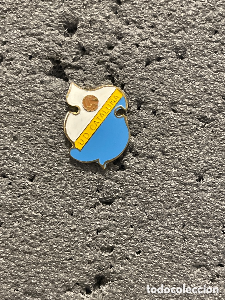 Sports collectibles: Pin 1115 U.D. CATALU&Ntilde;A - Barcelona