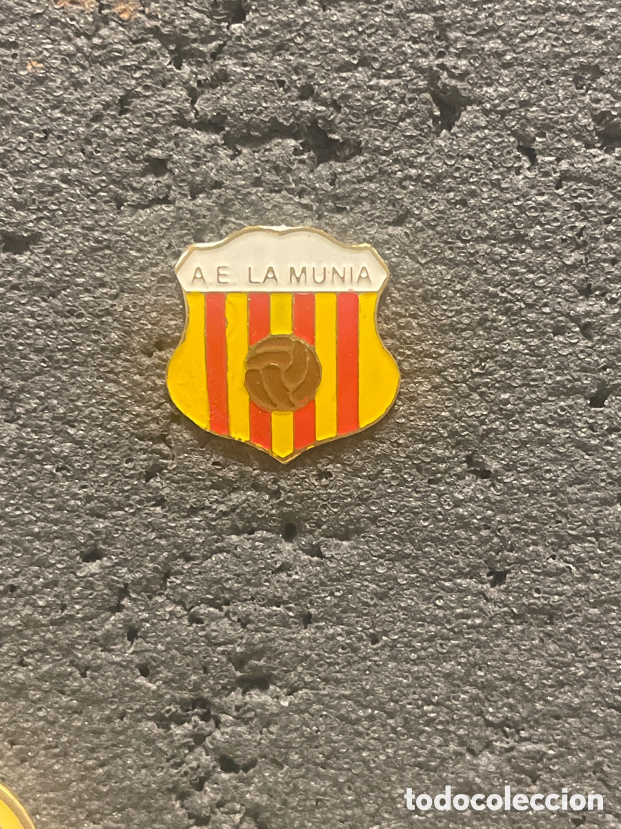 Coleccionismo deportivo: Pin 1228 A.E. LA MUNIA - La Munia (Barcelona) - Foto 1