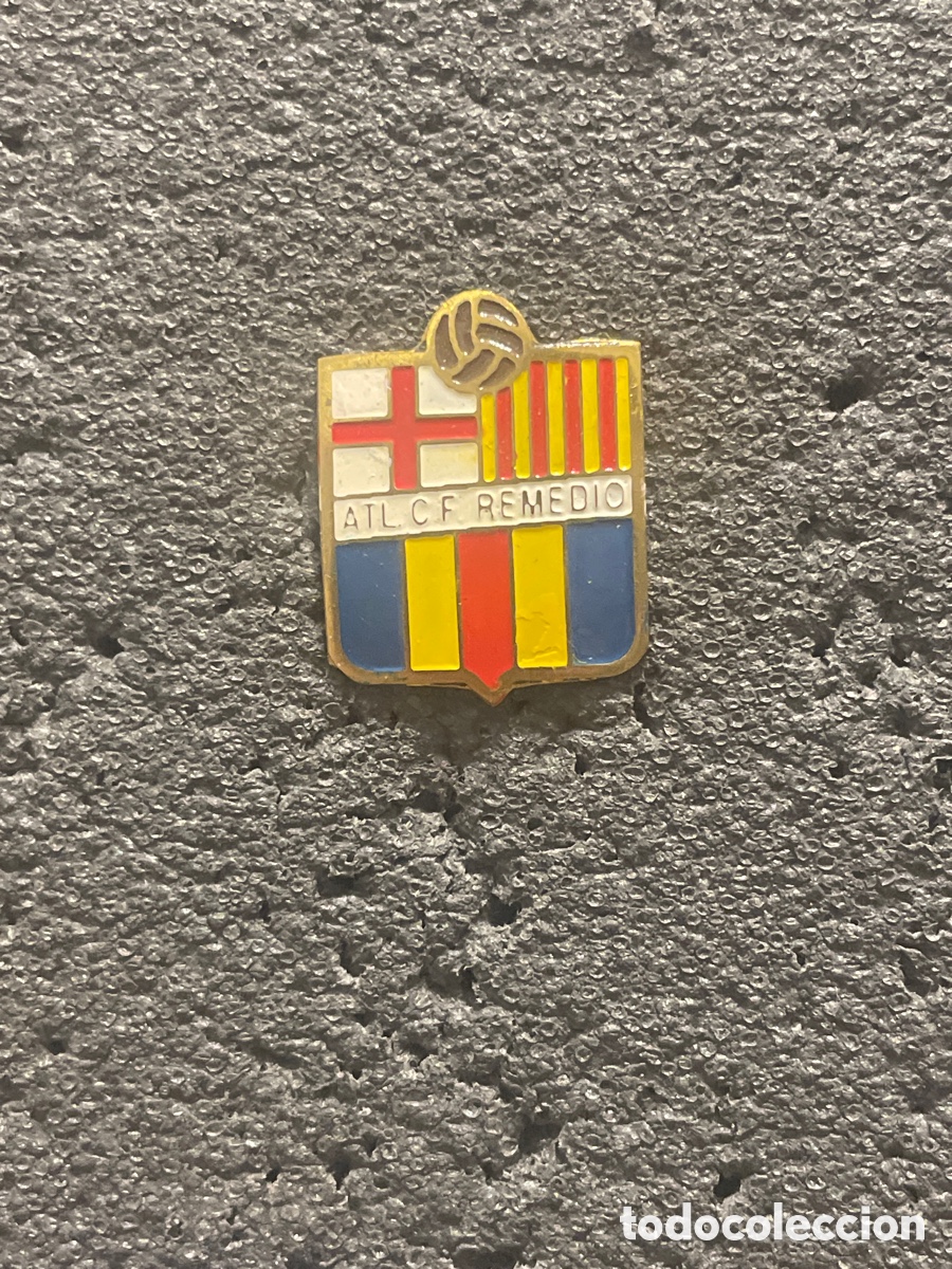 Sports collectibles: Pin 1246 AT. C.F. REMEDIO - Barcelona