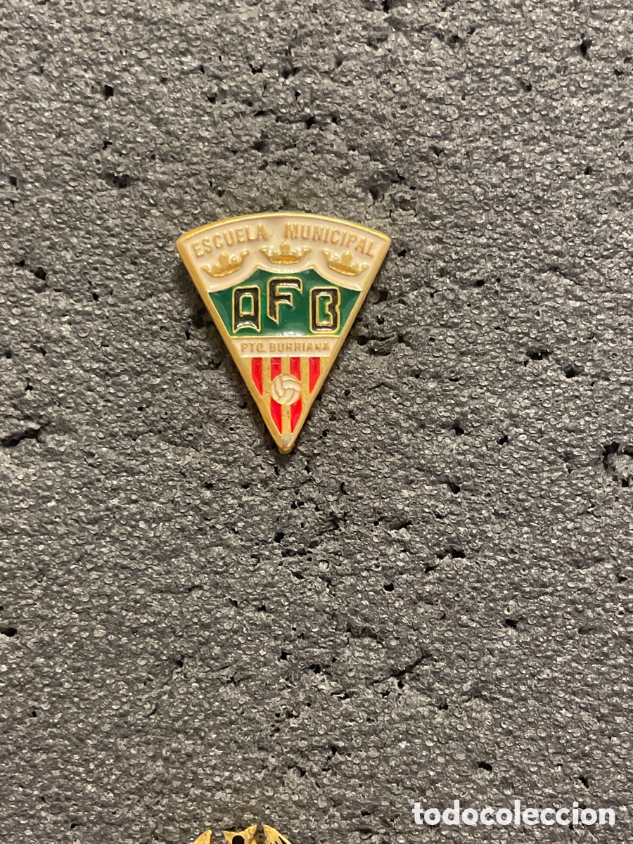 Sammelleidenschaft Sport: Pin 509 ESCUELA MUNICIPAL FUTBOL BASE PUERTO DE BURRIANA - Burriana (Castellon)