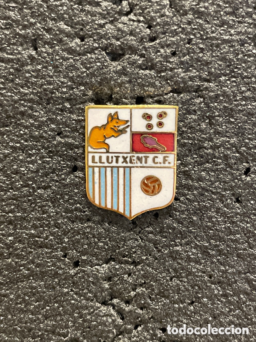Sports collectibles: Pin 609 LLUTXENT C.F. - Llutxent (Valencia)