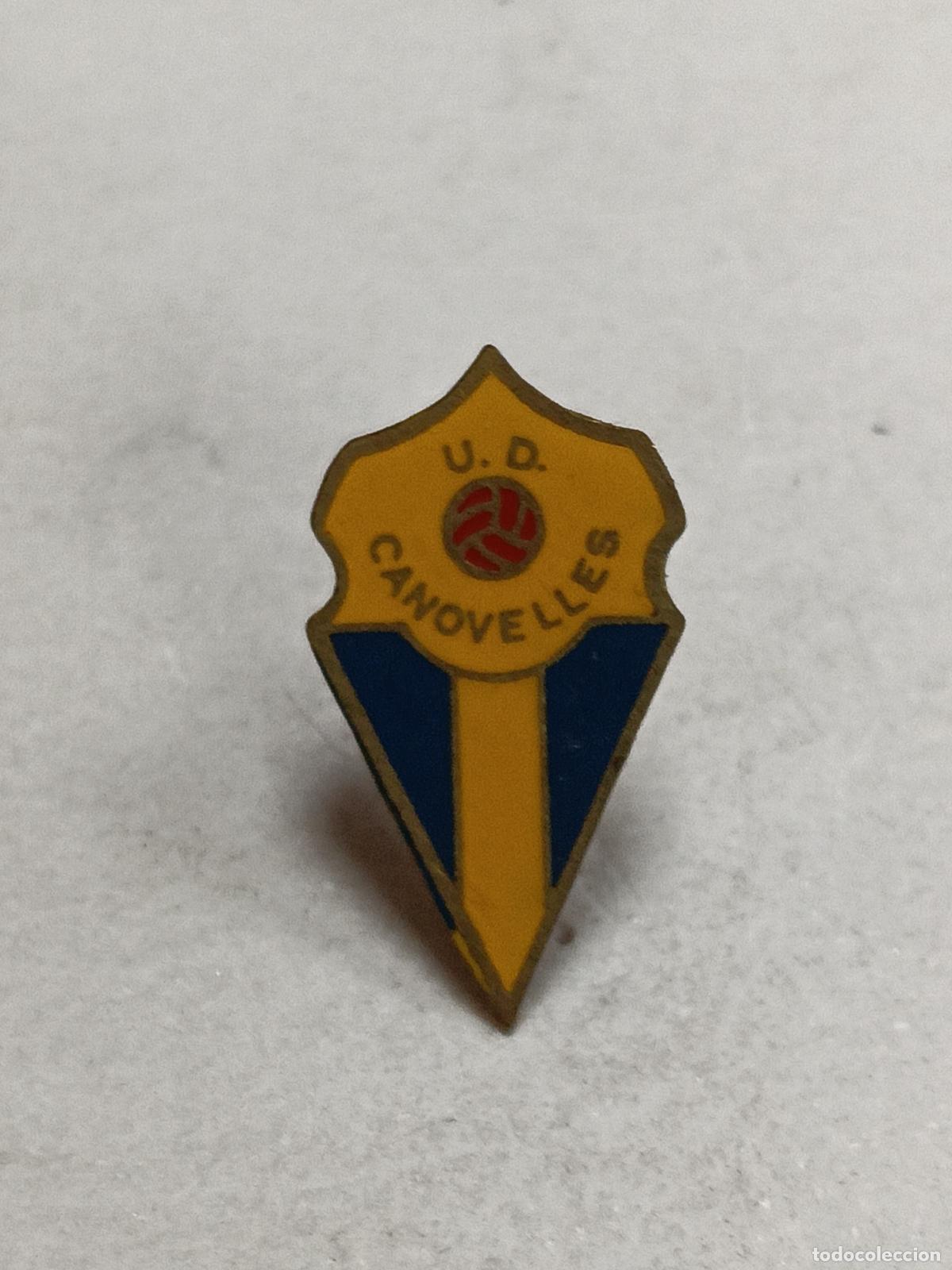 Collezionismo sportivo: Pin antiguo escudo equipo futbol uni&oacute;n deportiva canovelles insignia esmaltada imperdible Barcelona