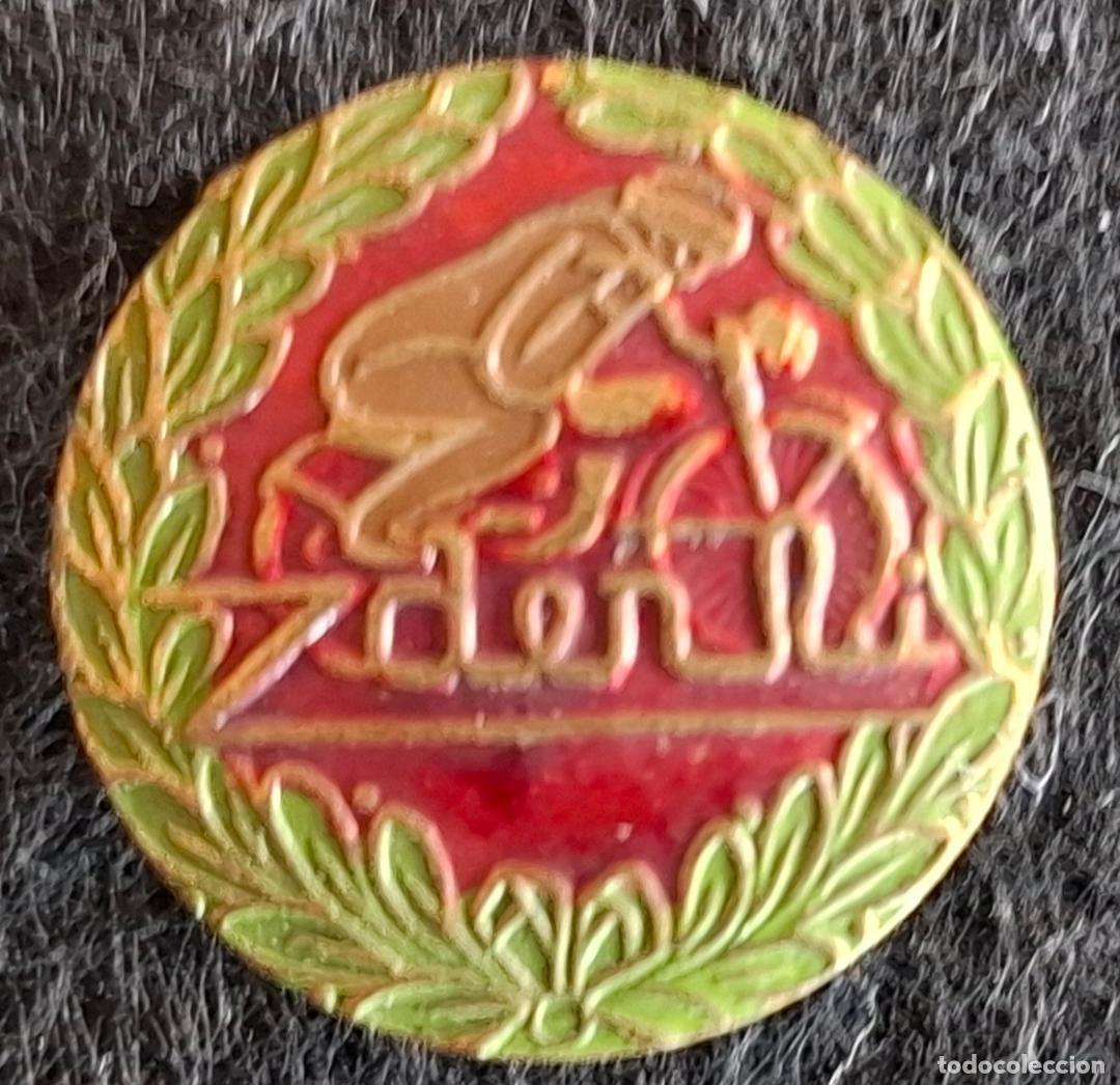 Coleccionismo deportivo: (P-545)INSIGNIA DE SOLAPA DERBI - Foto 1