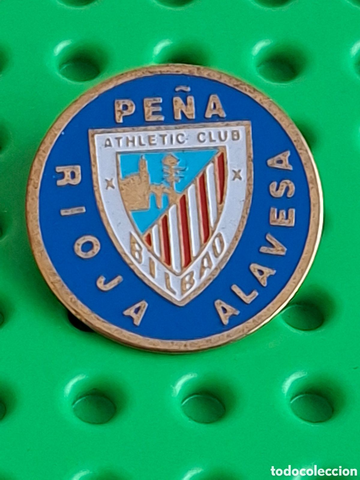 Coleccionismo deportivo: Pin Pe&ntilde;a Rioja Alavesa - Foto 1