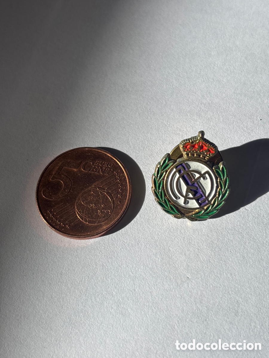 Coleccionismo deportivo: Pin Real Madrid logo con laurel/ Laureado RMFC