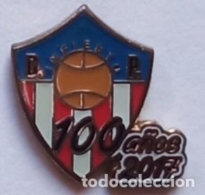 Colecionismo desportivo: Insignia Pin Equipo de F&uacute;tbol - Deportiva Pilo&ntilde;esa (Centenario) (Pilo&ntilde;a, Asturias)