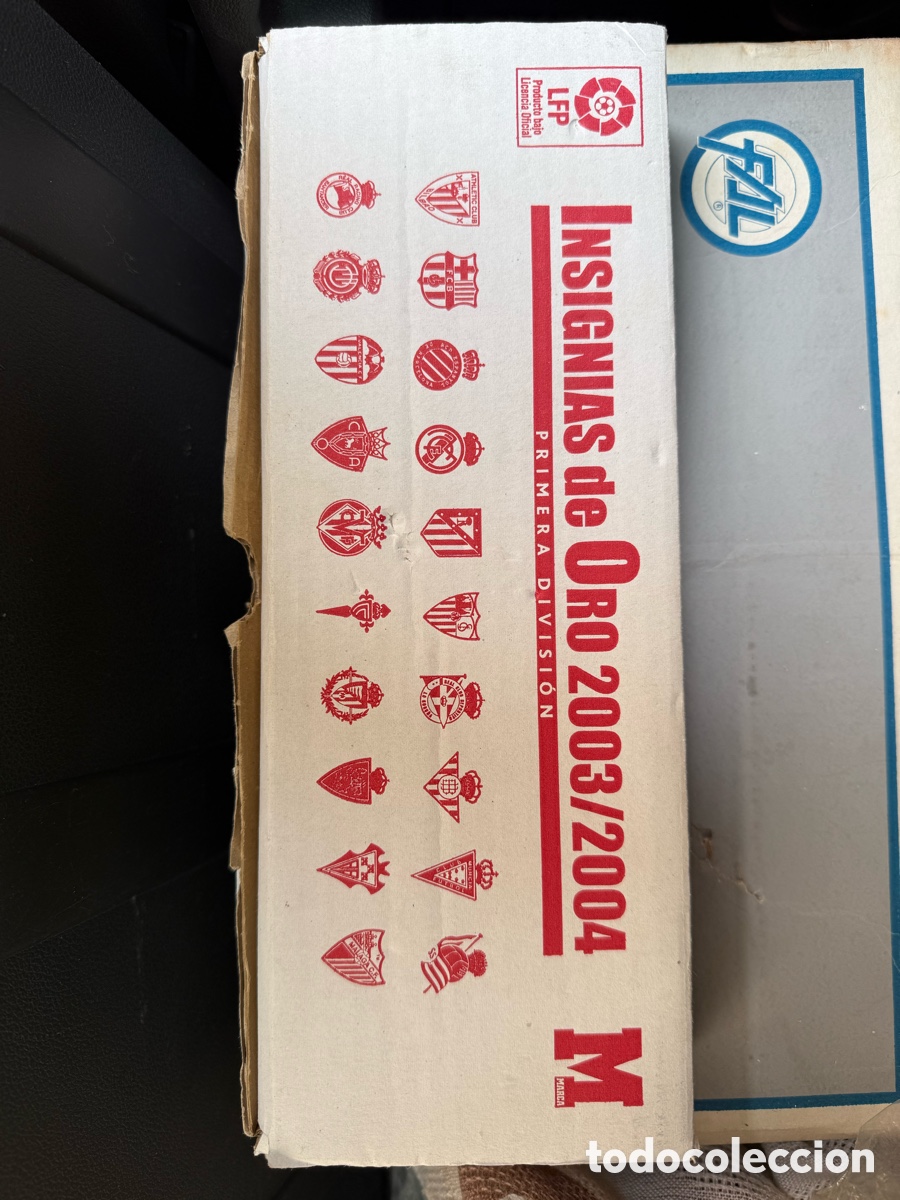 Coleccionismo deportivo: Insignias Oro Primera Divisi&oacute;n 2003/2004 - Foto 1