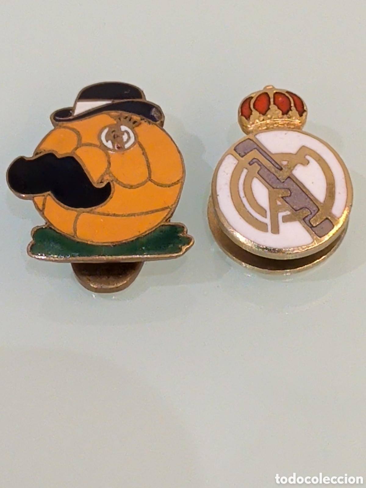 Coleccionismo deportivo: RAR&Iacute;SIMA INSIGNIA REAL MADRID &Eacute;POCA REP&Uacute;BLICA ESMALTADA