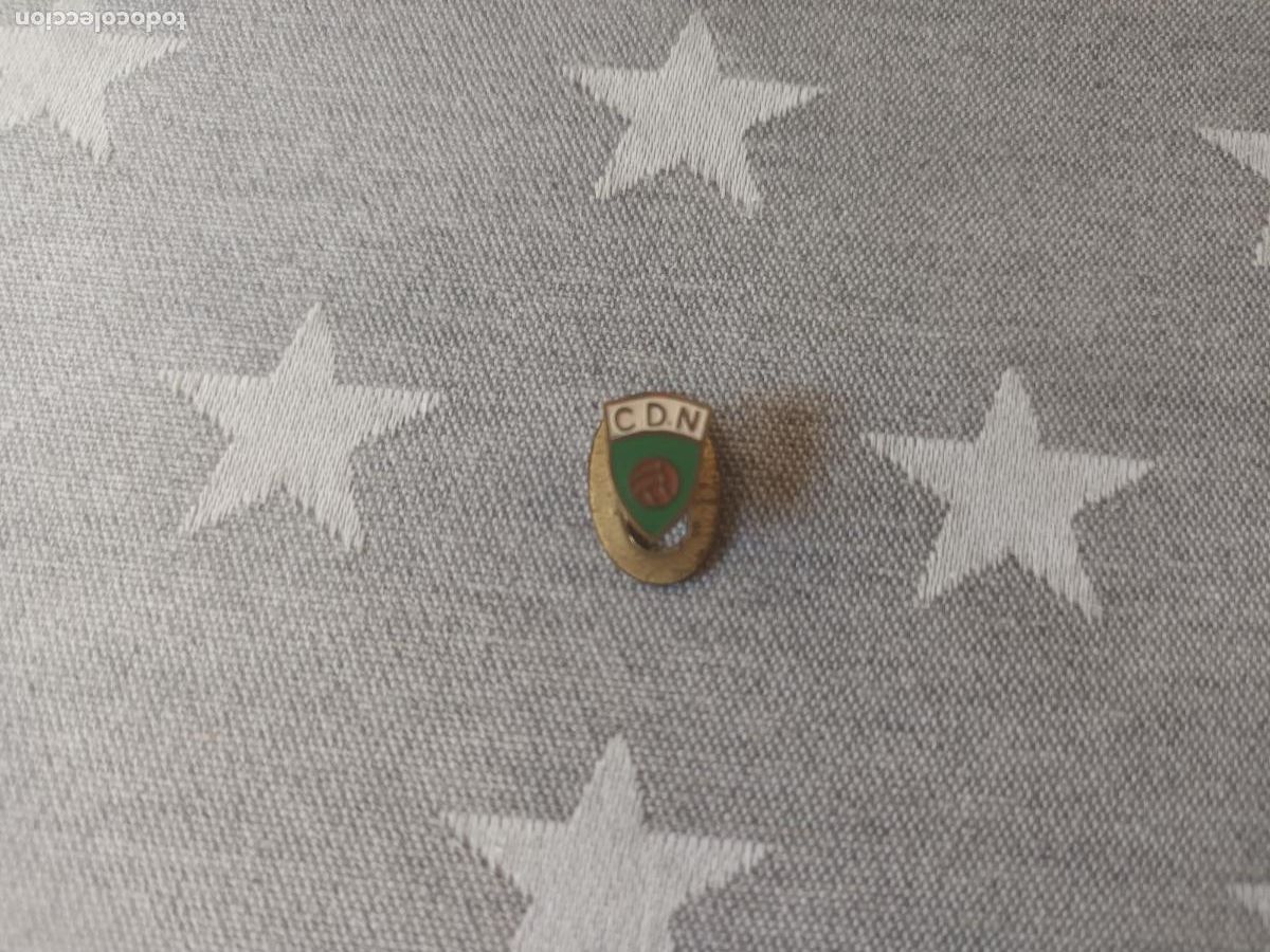 Coleccionismo deportivo: INSIGNIA CLUB FUTBOL CDN