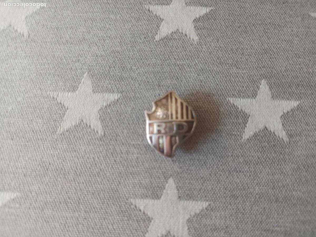Coleccionismo deportivo: INSIGNIA FUTBOL REUS DEPORTIVO DEPORTIU. PLATA?