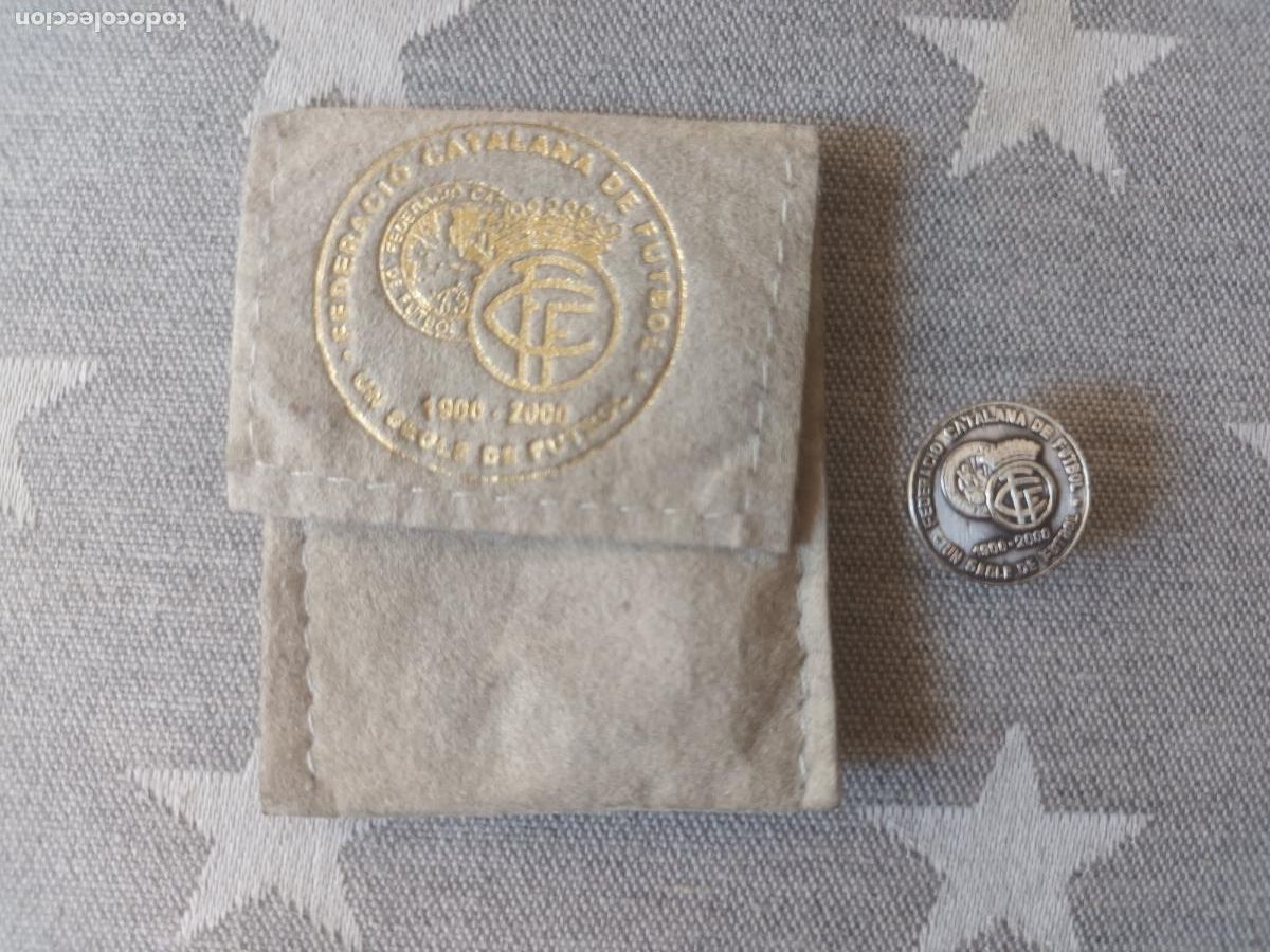 Coleccionismo deportivo: INSIGNIA FUTBOL FEDERACIO CATALANA DE FUTBOL 1900 2000. ANIVERSARIO. PLATA?