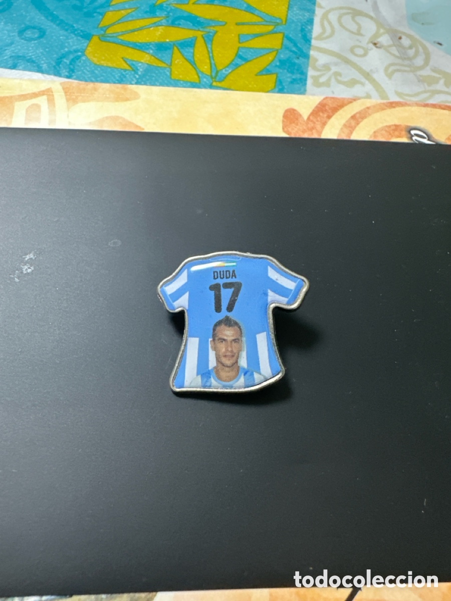 Coleccionismo deportivo: Pin camiseta del M&aacute;laga Duda - Foto 1