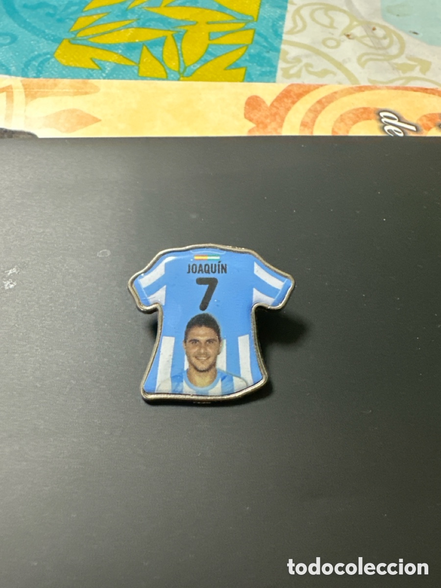 Coleccionismo deportivo: Pin camiseta del M&aacute;laga Joaqu&iacute;n - Foto 1
